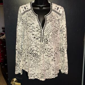 Lucky Brand Tunic Style top in black, white, with silver threading. Sz medium.
